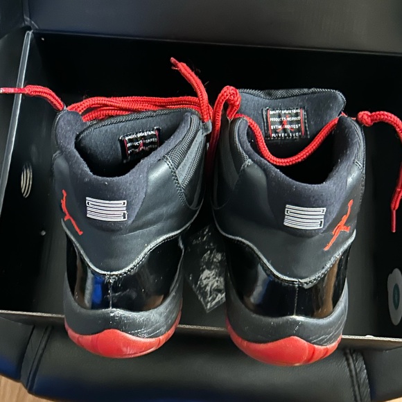 Air Jordan Retro 11 - Picture 2 of 3